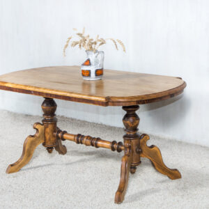 Šviesus pailgas staliukas