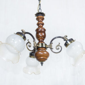 Vintažinis šviestuvas 3 balto stiklo gaubtai