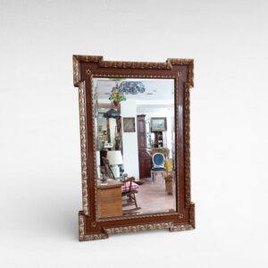 Sieninis veidrodis su dekoruotu rėmu
