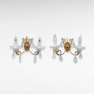 Klasikinio stiliaus dviejų šakų sieniniai bra šviestuvai.