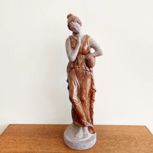 Antikinio stiliaus moters skulptūra su ąsočiu