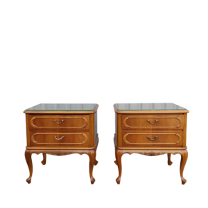 Naktinės spintelės prie lovos