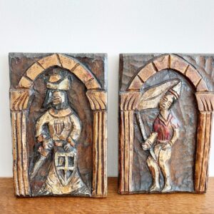 Medinių reljefų pora su viduramžių kariais