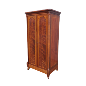 Itališka raudonmedžio spinta