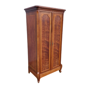 PARDUOTA  Itališka raudonmedžio spinta