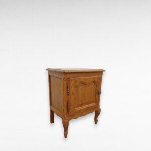 Louis XV stiliaus spintelė