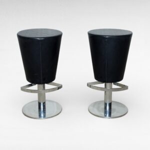 Vintažinės juodos baro kėdės, kūgio formos, du vienetai