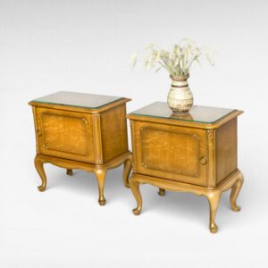 Liudviko XV stiliaus , vintažinės naktinės spintelės prie lovos