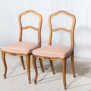 Kėdės rausvu gobelenu