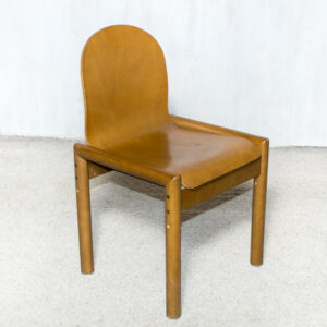 Medinė modernistinė kėdė