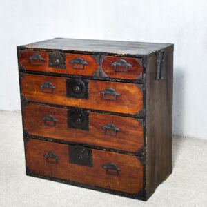 Tradicinė japoniška komoda