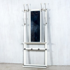 Kabykla su veidrodžiu ir skėčių stovu