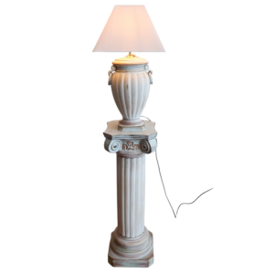 Šviestuvas su antikos stiliaus kolona