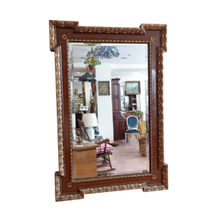 Sieninis veidrodis su dekoruotu rėmu