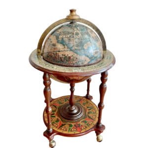 Vintažinis baro gaublys su žemėlapiu