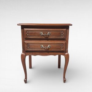 Louis XV stiliaus spintelė