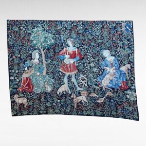 Prancūziško sienos gobeleno „La Pastorale et le Rouet“ kampo detalė, matomas mille-fleurs raštas, paukščiai ir dekoratyvinis audėjo ženklas