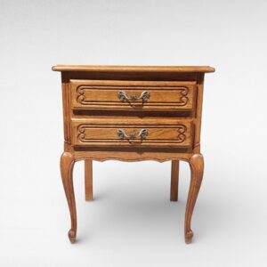 Louis XV stiliaus spintelė